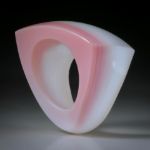 Fingerring aus einer Meeresschnecke (strombus gigas), Tafelring poliert, Aussenmasse 36x33x21mm, Innendurchmesser 19mm,