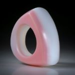 Fingerring aus einer Meeresschnecke (strombus gigas), Tafelring poliert, Aussenmasse 36x33x21mm, Innendurchmesser 19mm,