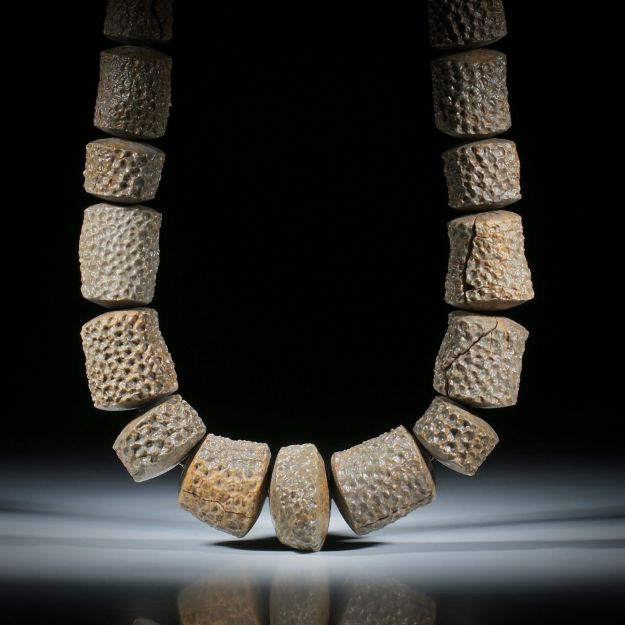 Steincollier Koralle fossil, naturbelassene Formen mit bombiert geschliffenen Seiten, Durchmesser ca.14 - 24mm, Gesamtlänge ca.44.5cm