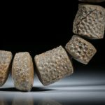 Steincollier Koralle fossil, naturbelassene Formen mit bombiert geschliffenen Seiten, Durchmesser ca.14 - 24mm, Gesamtlänge ca.44.5cm