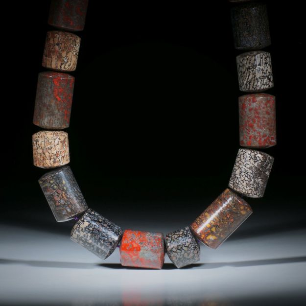 Steincollier Saurierknochen fossil, Zylinderformen mit bombierten Seiten, poliert, Durchmesser ca.16.5mm, Gesamtlänge ca.46cm
