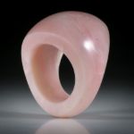 Edelsteinring Andenopal rosa, geschwungene Form im Verlauf geschliffen und poliert, Innendurchmesser 18.6mm