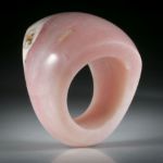 Edelsteinring Andenopal rosa, geschwungene Form im Verlauf geschliffen und poliert, Innendurchmesser 18.6mm