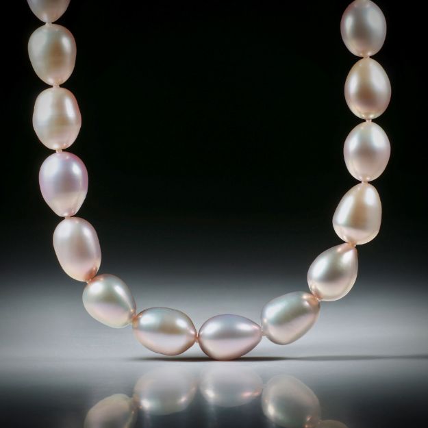 Perlencollier Süsswasser, rosa oval, Durchmesser 8.5 - 9mm, Gesamtlänge 44cm, geknüpft, mit vergoldetem Silberverschluss