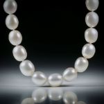 Perlencollier Süsswasser, weiss oval, Durchmesser 10mm, Gesamtlänge 45cm, geknüpft, mit Silberverschluss