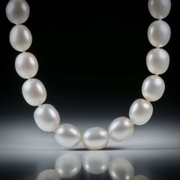 Perlencollier Süsswasser, weiss oval, Durchmesser 10mm, Gesamtlänge 45cm, geknüpft, mit Silberverschluss