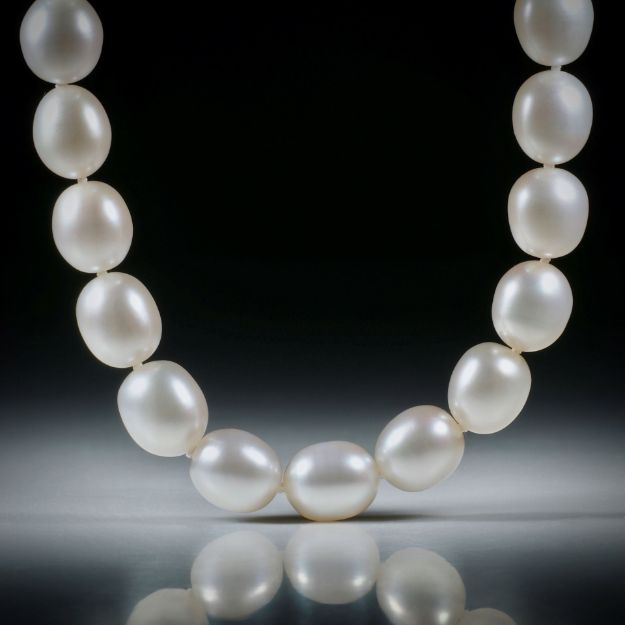 Perlencollier Süsswasser, weiss oval, Durchmesser 10mm, Gesamtlänge 45cm, geknüpft, mit Silberverschluss