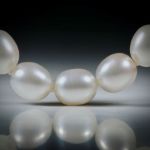 Perlencollier Süsswasser, weiss oval, Durchmesser 10mm, Gesamtlänge 45cm, geknüpft, mit Silberverschluss