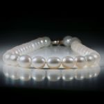 Perlencollier Süsswasser, weiss oval, Durchmesser 10mm, Gesamtlänge 45cm, geknüpft, mit Silberverschluss