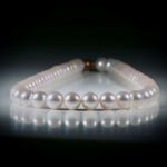 Perlencollier Akoya weiss, Durchmesser 8mm, Gesamtlänge 44.5cm, geknüpft, mit vergoldetem Silberverschluss