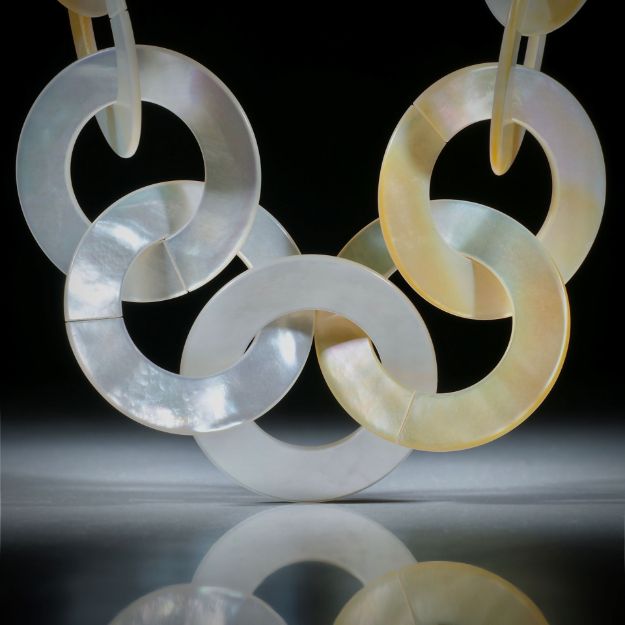 Perlauster (pinctada maxima), Collier aus Ringscheiben 25 Stück, Aussendurchmesser 33mm, Innendurchmesser 18mm