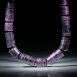 Edelsteincollier Sugilith, polierte Zylinderformen mit bombierten Stirnseiten, Durchmesser 14mm, Länge ca.46cm