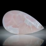 Andenopal rosa, Tropfenform poliert ca.59x33x8mm, Rückseite Bruchfläche