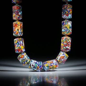 Millefiori Collier, polierte Zylinderformen mit bombierten Stirnseiten, Durchmesser 16.5mm, Länge ca.50cm, mit aufwendigem Gelbgold Verschluss 18K, GG/750