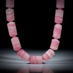 Edelsteincollier Rhodochrosit, Zylinderformen 10mm Durchmesser mit kegelförmigen Stirnseiten, Länge ca. 46cm