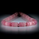 Edelsteincollier Rhodochrosit, Zylinderformen 10mm Durchmesser mit kegelförmigen Stirnseiten, Länge ca. 46cm