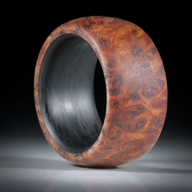 Fingerring aus Bruyereholz mit Karbon Innenring, Breite 12mm, Innendurchmesser 18.1mm
