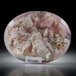 rosa Andenopal,  ovaler Cabochon mit naturbelassenem Boden ca.48x39x12mm