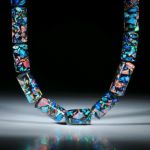 Edelsteincollier Synthetischer Opal in Epoxymatrix schwarz, polierte Zylinderformen, Durchmesser 10mm, Länge ca.46cm