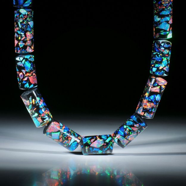 Edelsteincollier Synthetischer Opal in Epoxymatrix schwarz, polierte Zylinderformen, Durchmesser 10mm, Länge ca.46cm