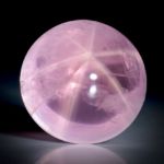 Rosenquarz mit Asterismus 76.67ct.  runder Cabochon ca.27x27x17mm