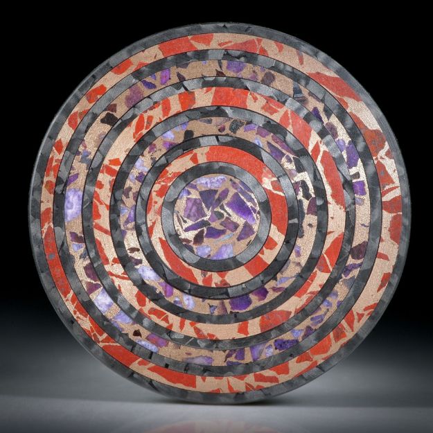 Scheibe aus Karbonringen mit eingeschliffenem Jaspis und Sugilith in Bronzematrix, feinmatt ca.35x35x2.5mm