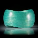 Glasfaser Fingerring "gründynamisch", geschwungene Form, bombiert mit gerundeter Innenkante, 12mm breit, Innendurchmesser 18.2mm