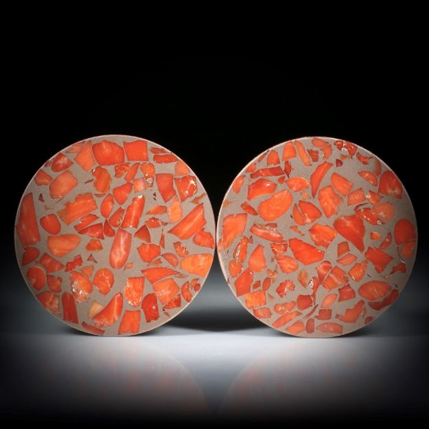 Edelkoralle corallium rubrum, in Bronzematrix, Paar 73.26ct. Rondellen plangeschliffen und poliert, je ca.35x35x2.3mm