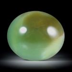 Chrysopras Australien, grosser ovaler Cabochon, bombiert und poliert, Unterseite leicht gespannt und feinmatt ca. 50x44x16mm