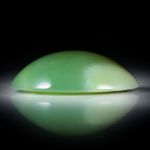 Chrysopras Australien, grosser ovaler Cabochon, bombiert und poliert, Unterseite leicht gespannt und feinmatt ca. 50x44x16mm