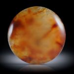 Karneol 71.05ct. runder Cabochon mit naturbelassenem Boden ca.38x38x7mm