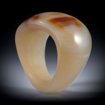 Fingerring aus Watussihorn, geschwungene Form im Verlauf geschliffen und poliert, Innenseite bequem gerundet, Innendurchmesser ca.18.7mm