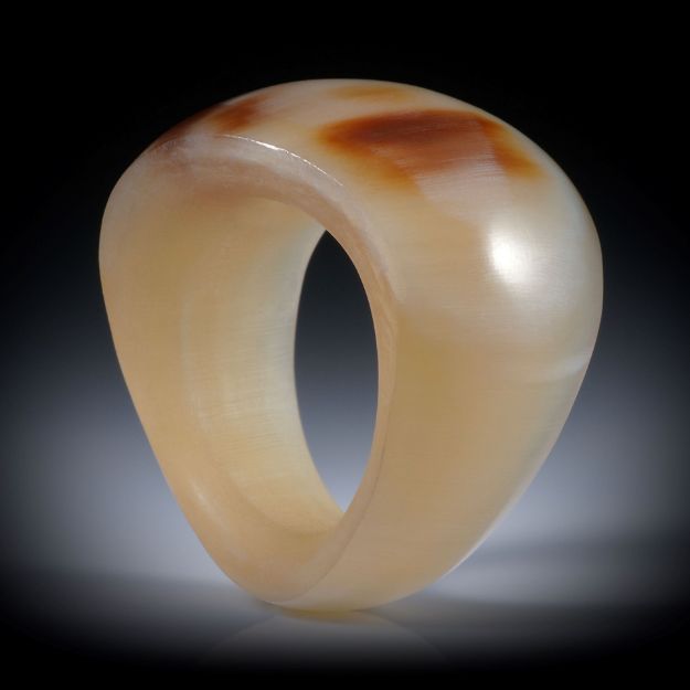 Fingerring aus Watussihorn, geschwungene Form im Verlauf geschliffen und poliert, Innenseite bequem gerundet, Innendurchmesser ca.18.7mm