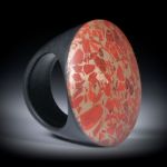 Fingerring aus rotem Jaspis in Bronze, mit Karbon Ringschiene, Innendurchmesser ca.19.2mm