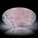 Rosenquarz Cabochon, langovale Form, beidseitig bombiert und poliert ca. 53.5x32x6.5mm