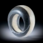 Fingerring aus einem Kieselstein, mit Quarzlinie, im Verlauf geschliffen und bombiert, Innendurchmesser 19.1mm