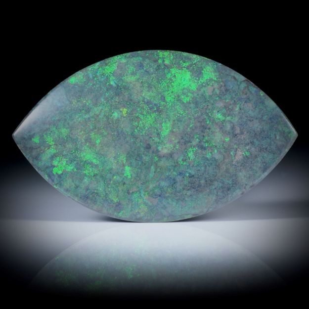 Edelopal (Australien), grosse Navetteform, beidseitig bombiert und poliert, treated