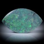 Edelopal (Australien), grosse Navetteform, beidseitig bombiert und poliert, treated