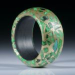 Edelsteinring Maw sit sit, in Messingmatrix, mit Karbon Innenring, 12mm breit, feinmatt, Innendurchmesser 19.8mm