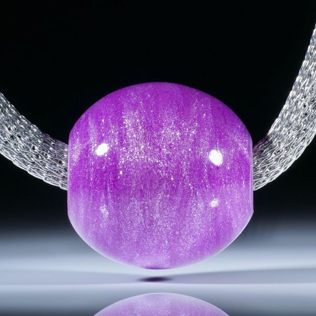 Anhänger aus Glasfaser Kobaltviolett mit Perlglanzpigment, Kugelform ca.27mm Durchmesser, poliert, Bohrung 8mm