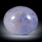 Jadeit Cabochon violett (Türkei), ovale Form, hoch bombiert und poliert ca.33x28.5x24mm