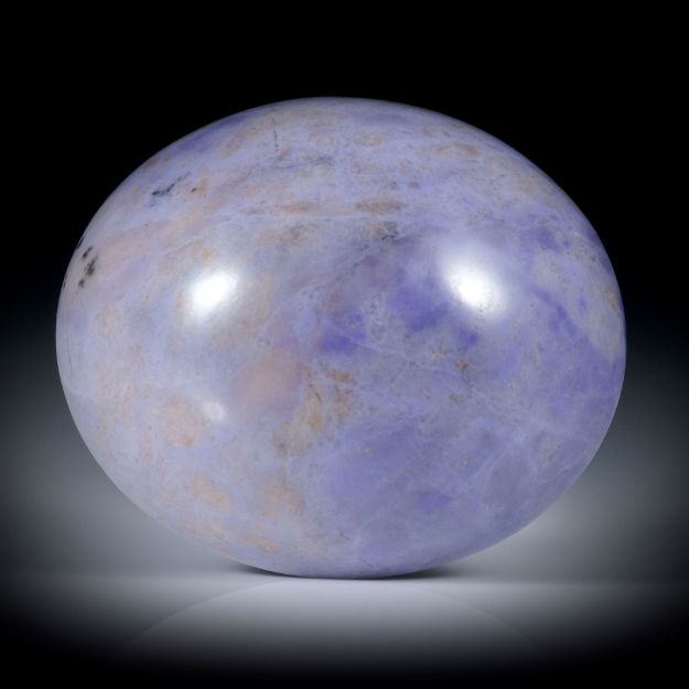 Jadeit Cabochon violett (Türkei), ovale Form, hoch bombiert und poliert ca.33x28.5x24mm