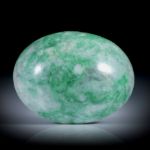 Jadeit (Russland), handgeschliffener ovaler Cabochon, hoch bombiert und poliert ca.32x25x11.5mm