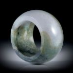 Jadeit (Burma), parallel geschliffener Fingerring, Breite 15.7mm, Innendurchmesser 19.4mm