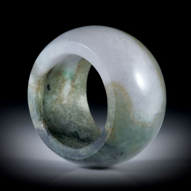 Jadeit (Burma), parallel geschliffener Fingerring, Breite 15.7mm, Innendurchmesser 19.4mm