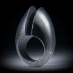 Carbon Fingerring, freie Form mit Spalt, nach unten schmaler werdend, poliert, Innendurchmesser 19.1mm