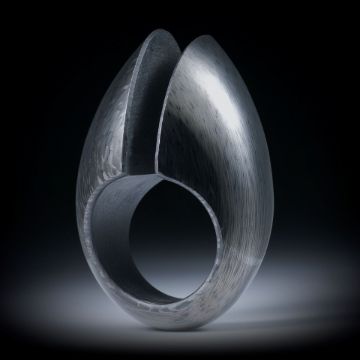 Carbon Fingerring, freie Form mit Spalt, nach unten schmaler werdend, poliert, Innendurchmesser 19.1mm