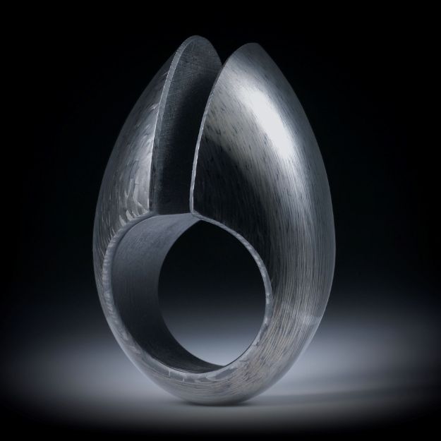 Carbon Fingerring, freie Form mit Spalt, nach unten schmaler werdend, poliert, Innendurchmesser 19.1mm