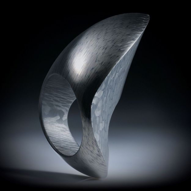 Carbon Fingerring, freie Form poliert, nach unten schmaler werdend, Innendurchmesser 19.1mm
