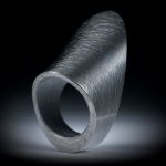 Carbon Fingerring, bequeme Freiform poliert, nach unten schmaler werdend, Innendurchmesser 19.1mm